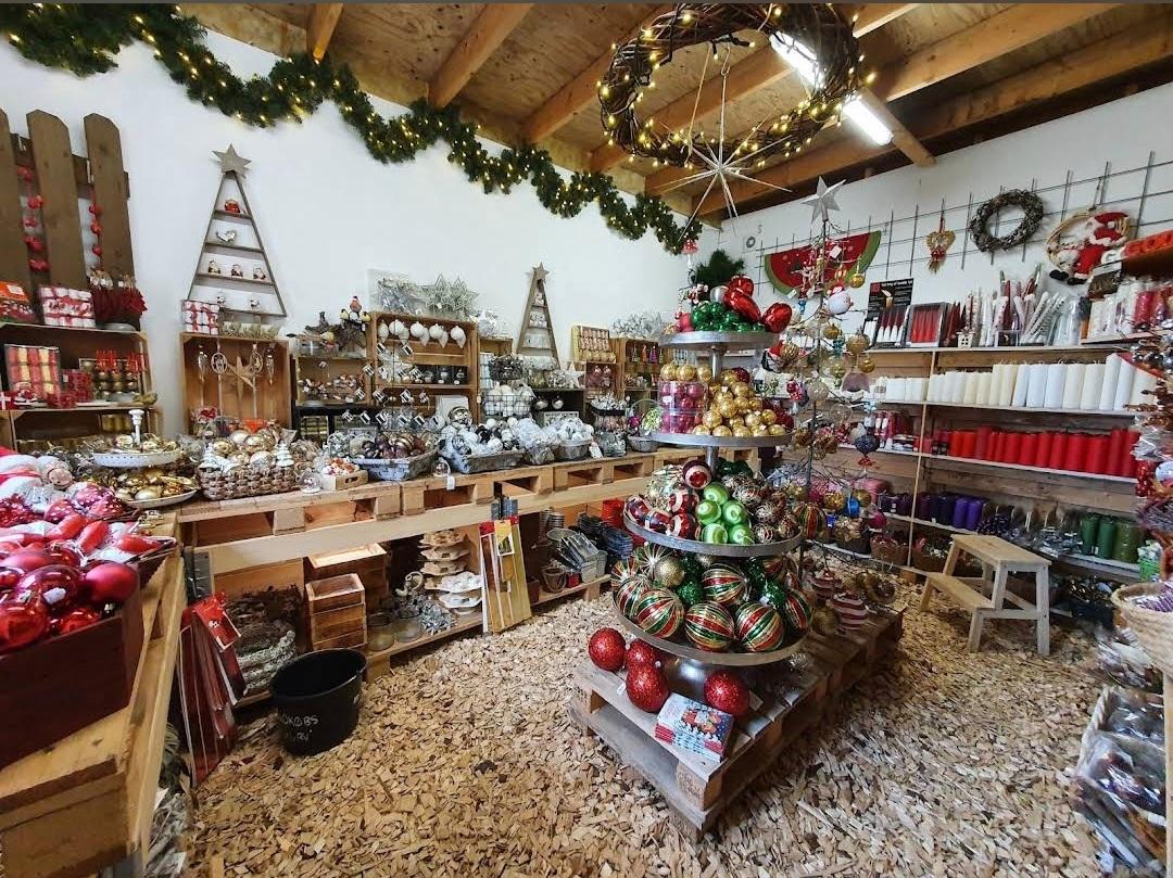 Vi har julepynt, færdige juledekorationer, gravpynt og masser af materialer til gør-det-selv-folket.